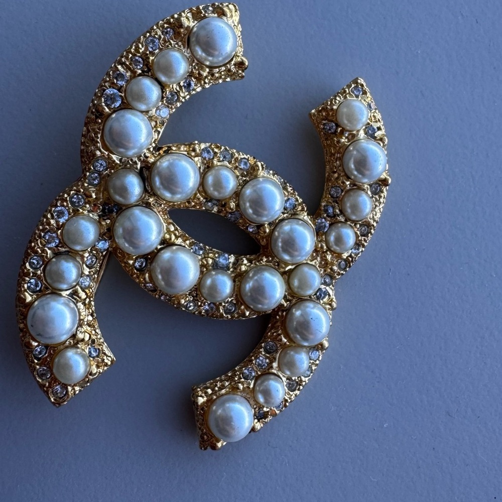 CHANEL Gold and Pearl Brooch - Picture 14 of 14